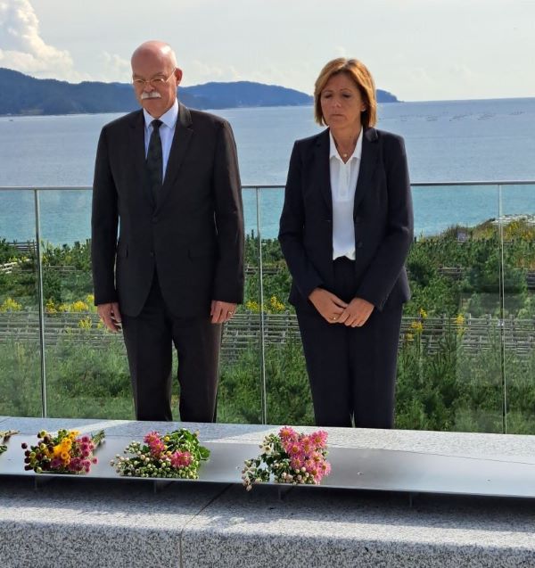 Ministerpräsidentin Malu Dreyer und der deutsche Botschafter in Japan, Clemens von Goetze, im Gedenken an die Opfer der Tsunami-Katastrophe von 2011