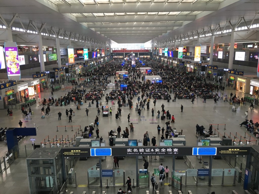Hochbetrieb am Bahnhof Shanghai