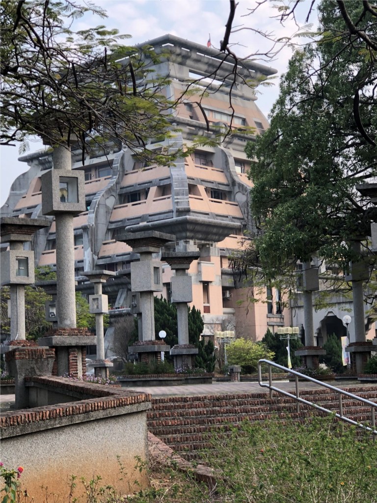 Verwaltungsgebäude der National Chung Cheng Universität von dem Architekten Chu-yuan Lee