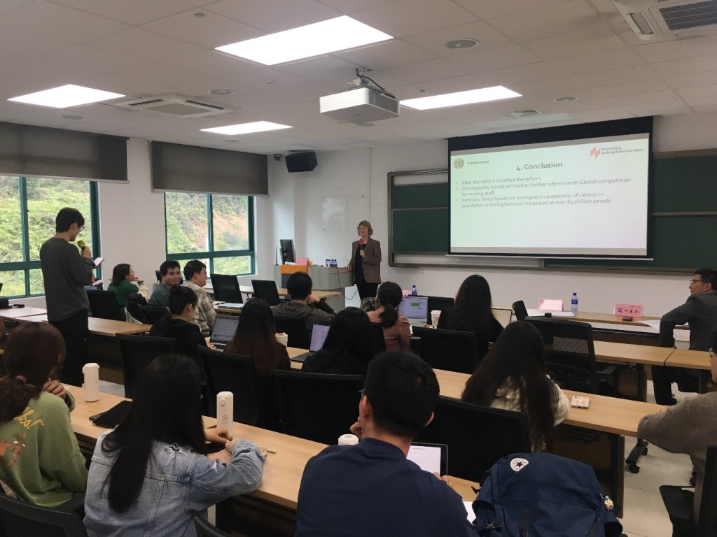 Im Vortrag erläutert Prof. Dr. Darimont das deutsche Sozialversicherungssystem.