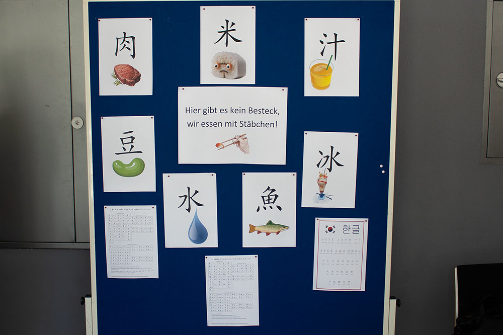 Wir essen mit Stäbchen