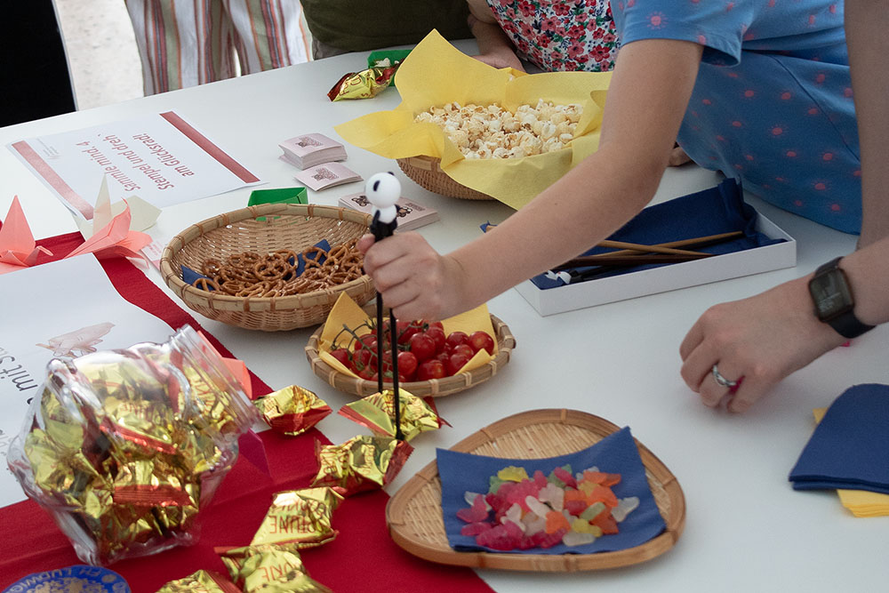 Lernstäbchen als Hilfsmittel für den Einstieg in die Technik des Essens mit Stäbchen
