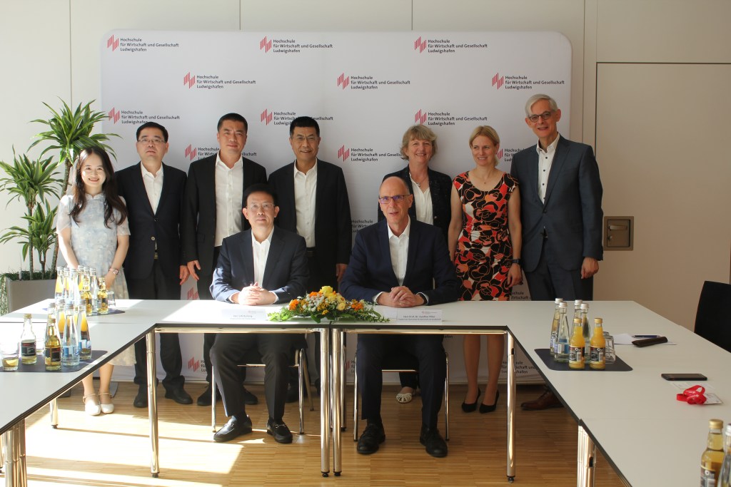 Die Delegation aus Fujian zu Gast an der HWG LU. Sitzend: Gouverneur Lin und Hochschulpräsident Piller (Bild: HWG LU)