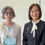 Leiterin der Delegation Frau Prof. Dr. Zhujia Yin (rechts im Bild) diskutierte mit der stellvertretenden Institutsleitung Christine Liew