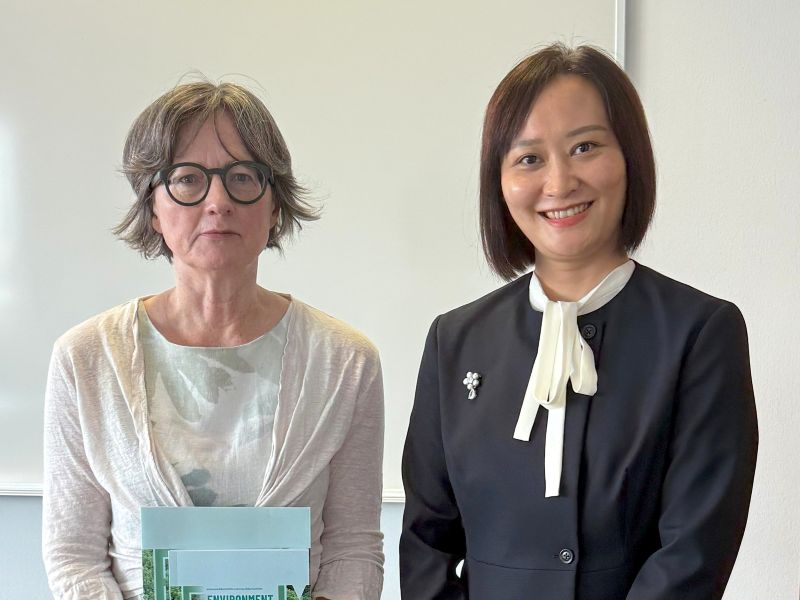 Leiterin der Delegation Frau Prof. Dr. Zhujia Yin (rechts im Bild) diskutierte mit der stellvertretenden Institutsleitung Christine Liew
