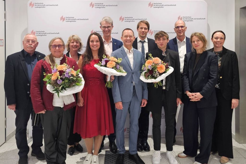 Die Preisträger*innen gemeinsam mit den betreuenden Professor*innen, Keynote-Speaker Dr. Clas Neumann, Prof. Dr. Siegfried Englert, Jasmin Sandhaus von der Haniel Stiftung, Hochschulpräsident Prof. Dr. Gunther Piller und Moderatorin und Organisatorin Prof. Dr. Laura Ehm (Bild: Weincampus Neustadt/Wyrwich)