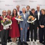 Die Preisträger*innen gemeinsam mit den betreuenden Professor*innen, Keynote-Speaker Dr. Clas Neumann, Prof. Dr. Siegfried Englert, Jasmin Sandhaus von der Haniel Stiftung, Hochschulpräsident Prof. Dr. Gunther Piller und Moderatorin und Organisatorin Prof. Dr. Laura Ehm (Bild: Weincampus Neustadt/Wyrwich)