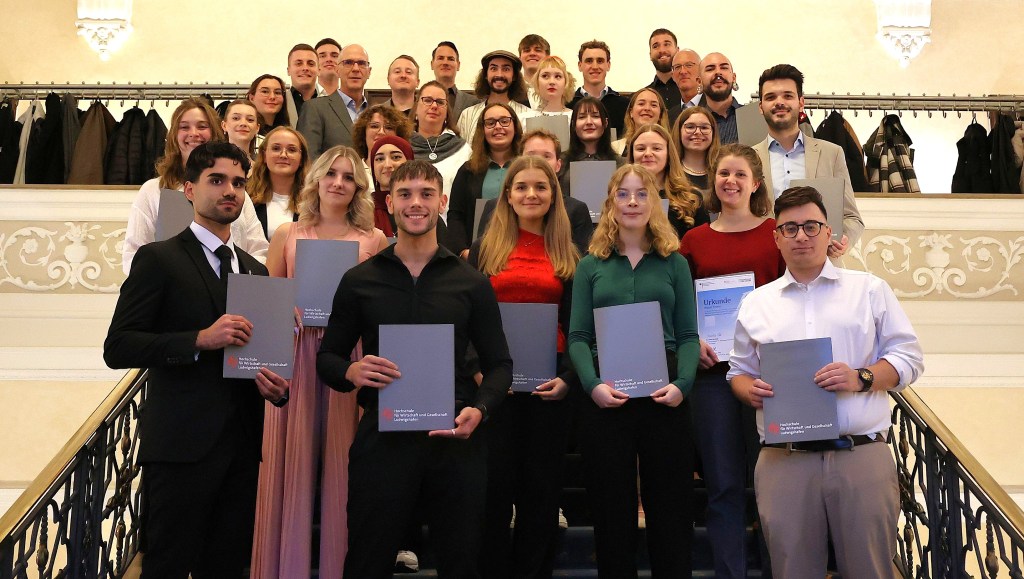 Alle 35 Stipendiaten und ihre Förderer. (Bild: HWG Ludwigshafen)