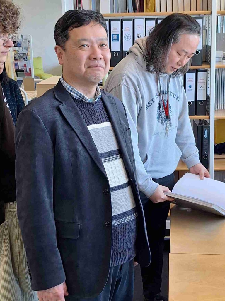 Prof. Masuda in der Bibliothek