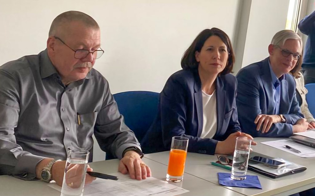 Links: Dr. Joe Weingarten (Leiter der Abteilung Außenwirtschaft im Ministerium), Mitte: Daniela Schmitt (Wirtschaftsministerin), Rechts: Prof. Dr. Frank Rövekamp (Institutsleitung)