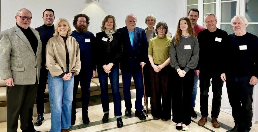 Gruppenfoto der Teilnehmer*innen in der „Villa Hermannshof“ in Weinheim (v.l.n.r., Dr. Hans-Peter Weis, André de Sá Pereira, Sabine Wagner, Jori Kern, Nicole Loriaux, Ben Schmidt, Ida Schildhauer, Christine Liew, Anna Blumek, Nils Espen Dambuk, Dr. Alexander Unger, Claus Boesser-Ferrari.) Bild: Freigegeben von creActiv