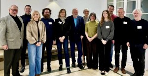 Gruppenfoto der Teilnehmer*innen in der „Villa Hermannshof“ in Weinheim (v.l.n.r., Dr. Hans-Peter Weis, André de Sá Pereira, Sabine Wagner, Jori Kern, Nicole Loriaux, Ben Schmidt, Ida Schildhauer, Christine Liew, Anna Blumek, Nils Espen Dambuk, Dr. Alexander Unger, Claus Boesser-Ferrari.) Bild: Freigegeben von creActiv