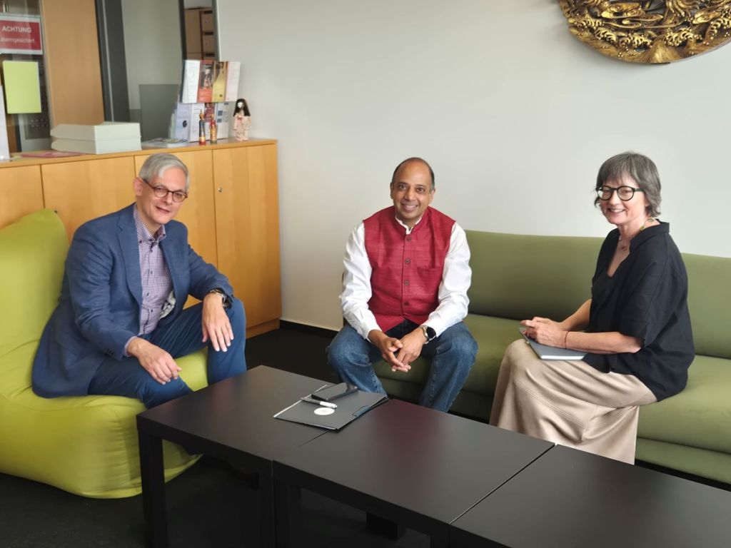 Prof. Dr. Frank Rövekamp, Prof. Dr. Manoj Gupte und Christine Liew